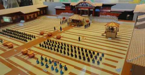 Reproduction de la cérémonie de couronnement Sappôshi dans la cour du château Shuri d'Okinawa Reproduction de la cérémonie de couronnement Sappôshi dans la cour du château Shuri d'Okinawa