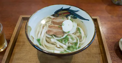 Les soba d'Okinawa ne sont pas fabriquées avec de la farine de sarrasin comme dans le reste du pays. Les soba d'Okinawa ne sont pas fabriquées avec de la farine de sarrasin comme dans le reste du pays.