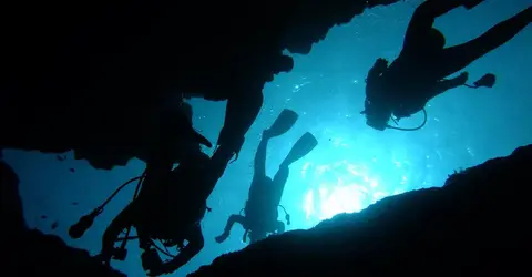Plongée dans une grotte Plongée dans une grotte