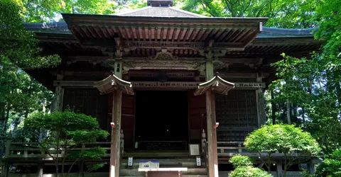 Dans le temple Chuson-ji Dans le temple Chuson-ji