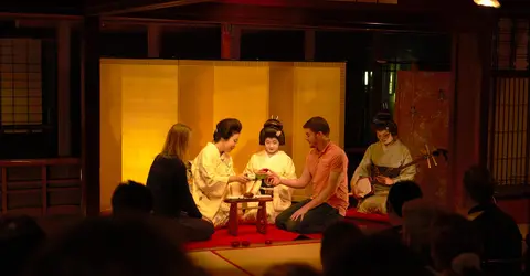 Dégustation de saké avec Lady Baba accompagnée de musique traditionnelle Dégustation de saké avec Lady Baba accompagnée de musique traditionnelle