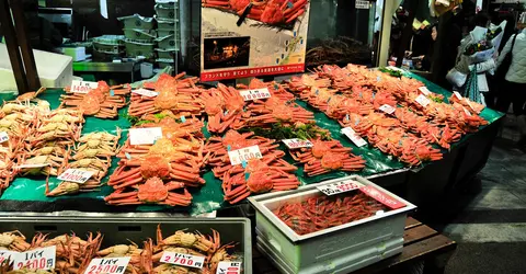 Stand selling crab at local market Étalage de crabes au marché