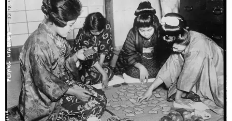 Jeunes femmes jouant à l'Uta-garuta (ca.1900) Jeunes femmes jouant à l'Uta-garuta (ca.1900)