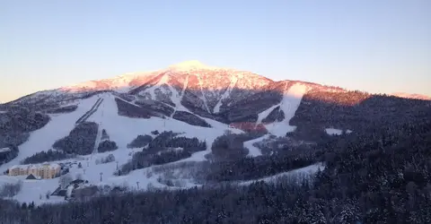 Lumière sur les montagnes de Tomamu, Hokkaido