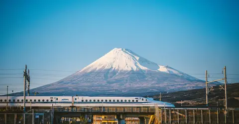 Le train à grande vitesse japonais Shinkansen passant devant le mont Fuji Le train à grande vitesse japonais Shinkansen passant devant le mont Fuji