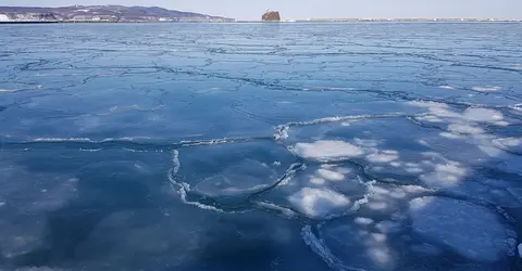 La glace vue du port d'Abashiri La glace vue du port d'Abashiri