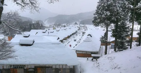 Ôuchi-juku sous la neige Ôuchi-juku sous la neige