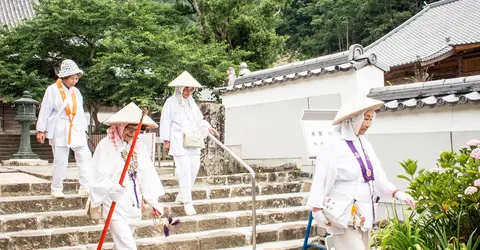 Femmes pèlerins au temple Dainichi-ji d'Itano à Shikoku Femmes pèlerins au temple Dainichi-ji d'Itano à Shikoku