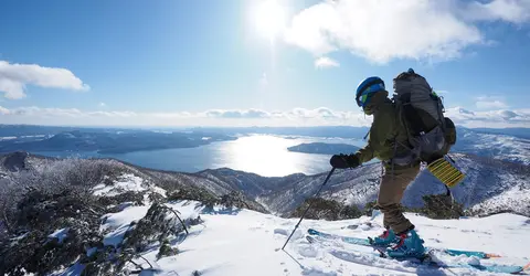 Ski au mont Mokoto, près du lac Kusshari à Hokkaido Ski au mont Mokoto, près du lac Kusshari à Hokkaido
