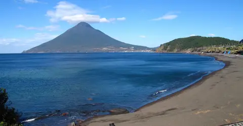 Le Mont Kaimon au bord de la mer