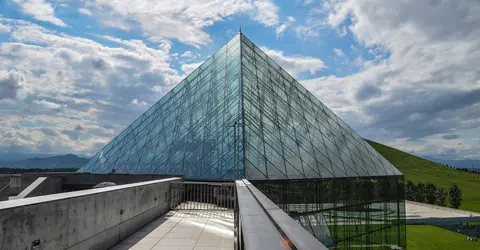 La pyramide de verre du parc La pyramide de verre du parc