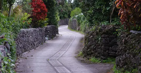Murs de corail dans un village de Kikai