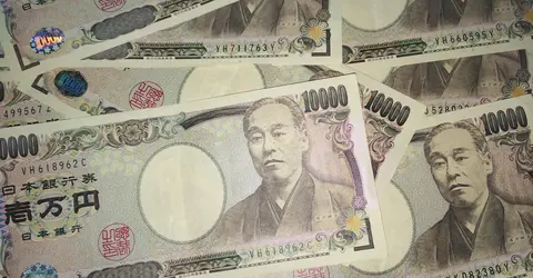 Des billets de 10 000 yens (76€) Des billets de 10 000 yens (76€)