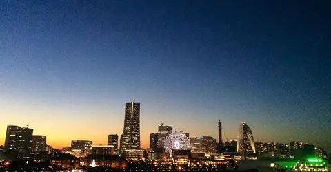 Vue nocturne de Minato Mirai depuis Osanbashi Yokohama : Vue nocturne de Minato Mirai depuis Osanbashi.