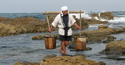 Un saunier en plein travail