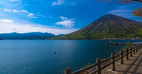 Le mont Nantai dominant le lac Chuzenji Le mont Nantai dominant le lac Chuzenji