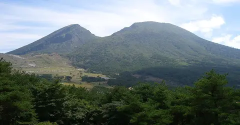 Vue lointaine du Karakuni dake