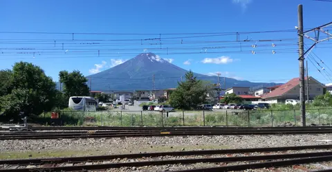 Le mont Fuji vu de la gare de Kawaguchiko Le mont Fuji vu de la gare de Kawaguchiko