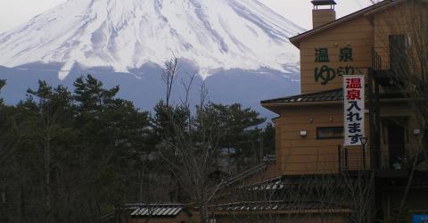 Le mont Fuji se dressant devant Yurari onsen