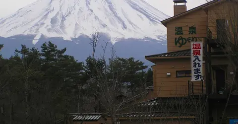 Le mont Fuji se dressant devant Yurari onsen Le mont Fuji se dressant devant Yurari onsen