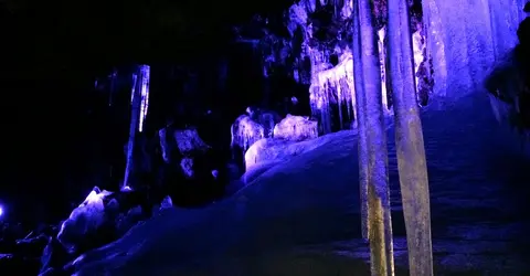 Les blocs de glace sont illuminés Les blocs de glace sont illuminés