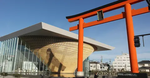 Le centre et son torii Le centre et son torii