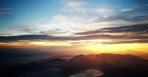 Lever de soleil au sommet du Mont Fuji Lever de soleil au sommet du Mont Fuji