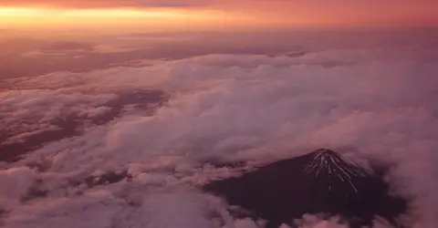 Le Mont Fuji perdu dans les nuages au coucher du soleil Le Mont Fuji perdu dans les nuages au coucher du soleil