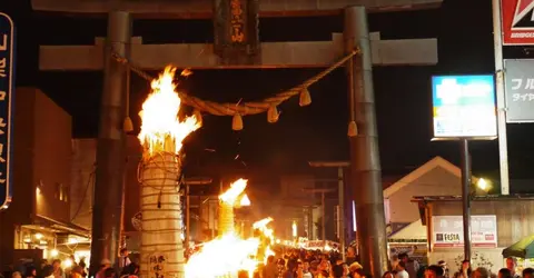 La fête du feu marquant la fermeture du chemin menant au sommet du mont Fuji La fête du feu marquant la fermeture du chemin menant au sommet du mont Fuji