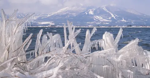 Le lac Inawashiro et ses sculptures de glace