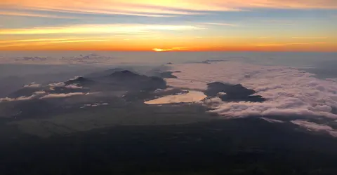 Amanecer desde la cima del monte Fuji Amanecer desde la cima del monte Fuji