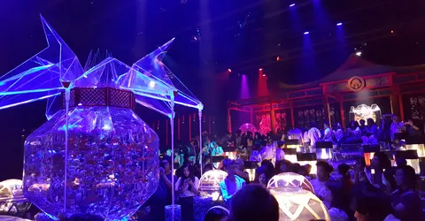 Une scène est présente en bout d'exposition pour accueillir les événements de nuit Une scène est présente en bout d'exposition pour accueillir les événements de nuit