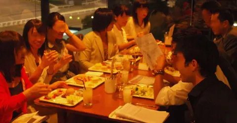 Ces diners sont un bon moyen de faire connaissance sans le stress du tête-à-tête Ces diners sont un bon moyen de faire connaissance sans le stress du tête-à-tête