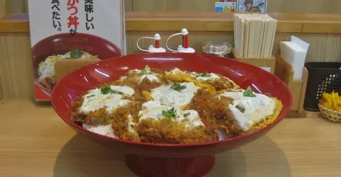 Tonkatsu géant chez Katsusato Tonkatsu géant chez Katsusato
