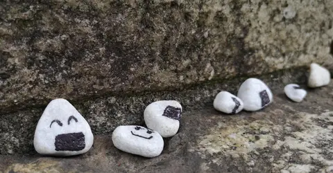 Des représentations d'onigiri se trouvent même sur les rebords du sanctuaire Des représentations d'onigiri se trouvent même sur les rebords du sanctuaire