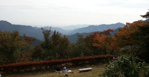 Le mont Mitake se démarque au milieu de nombreuses montagnes