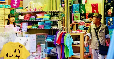 Il y a énormément de magasins de vêtements à Ameyoko Il y a énormément de magasins de vêtements à Ameyoko