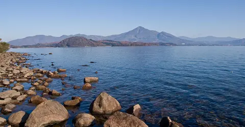 Le mont Bandai vu du lac Inawashiro Le mont Bandai vu du lac Inawashiro