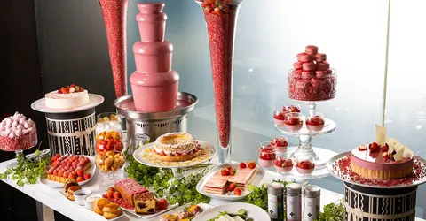 Exemple de buffet à dessert proposé par l'hôtel Grand Hyatt Tokyo. Ici pendant la saison des fraises Exemple de buffet à dessert proposé par l'hôtel Grand Hyatt Tokyo. Ici pendant la saison des fraises
