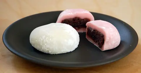 Parmi les choses qu'on peut trouver au konbini au printemps, les daifuku à la cerise Parmi les choses qu'on peut trouver au konbini au printemps, les daifuku à la cerise