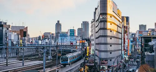 Vista exterior del metro japonés
