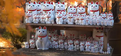 Maneki-neko in un tempio di Tokyo
