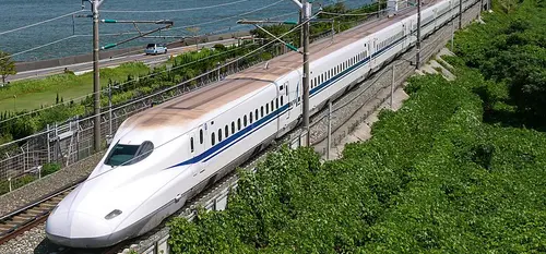 Shinkansen Nozomi circulant en extérieur 