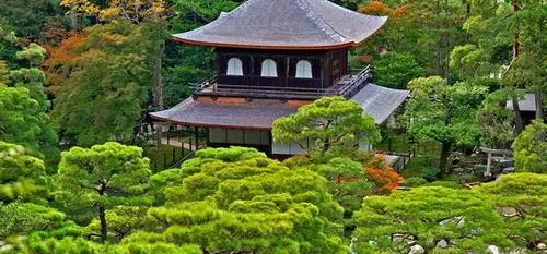 Vue sur les jardins et le temple bouddhiste de Ginkakuji Vue sur les jardins et le temple bouddhiste de Ginkakuji