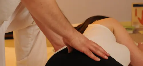 Shiatsu sur personne allongée