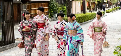 Jeunes filles en yukata