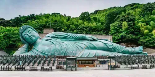 Il Tempio di Nanzo-in, a 25 minuti da Fukuoka, attrae pellegrini che vengono a vedere il Buddha sdraiato
