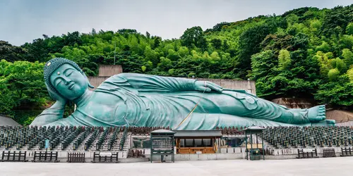 El templo Nanzo-in, cerca de Fukuoka, atrae a muchos peregrinos que vienen a ver al Buda reclinado