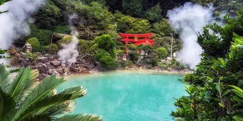 Umi Jigoku, o "Infierno del mar", y su cuenca principal con aguas azules translúcidas