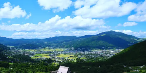 La campiña japonesa y las montañas alrededor de Yufuin en la isla de Kyushu